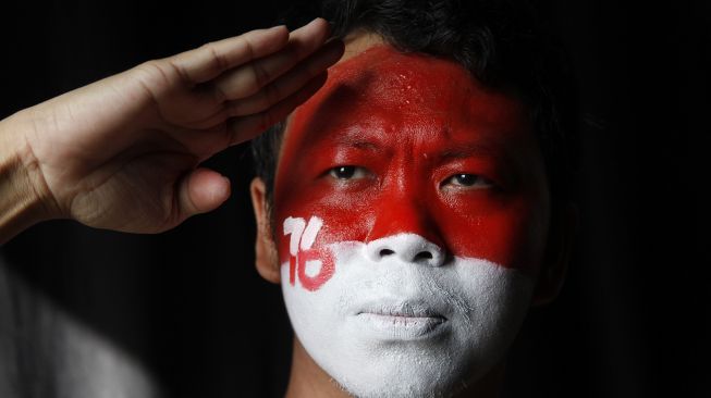 Penyandang disabilitas tuna rungu Dyan Primadyka mementaskan pantomim bertema Kemerdekaan Republik Indonesia di Rumah Batik Toeli, Laweyan, Solo, Jawa Tengah, Kamis (12/8/2021). [ANTARA FOTO/Maulana Surya]