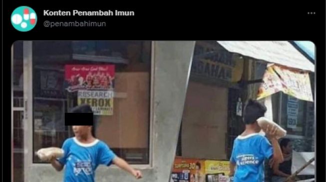 Disuruh Emak Beli Gula di Warung, Sepatu yang Dipakai Bocah Laki-laki Ini Bikin Salfok. (Twitter/@penambahimun)