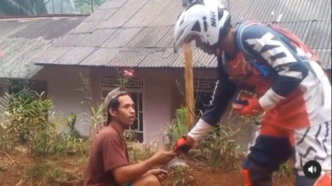 Pemotor memberikan ganti rugi kepada pemilik ayam karena sudah ditabrak hingga sebabkan ayam cedera (Instagram)