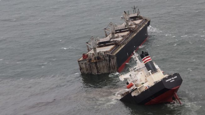 Kapal Crimson Polaris yang terdaftar di Panama kandas di perairan Hachinohe, prefektur Aomori, Jepang, pada (12/8/2021). [Handout / Japan's 2nd Regional Coast Guard Headquarters / AFP]