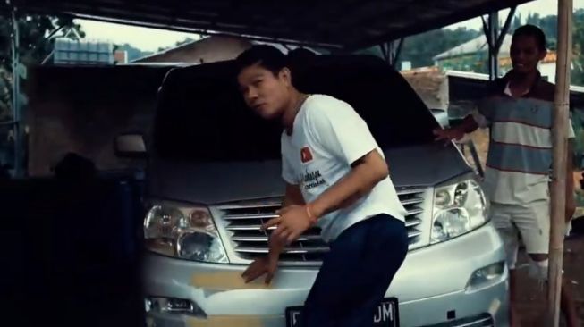 Mobil tua istimewa Andika Mahesa. (Youtube/Kangen Band Official)