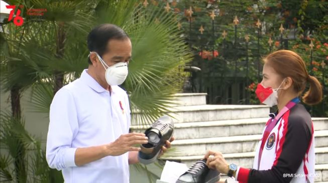 Atlet bulutangkis peraih medali emas, Greysia Polii dijamu Presiden Joko Widodo di Istana Kepresidenan Bogor, Jawa Barat, Jumat (13/8/2021). [Bidik layar/Umay]