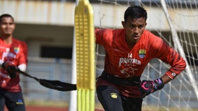 Pulang Kampung, Kiper Persib Teja Paku Alam Bertekad Curi Poin di Markas Semen Padang