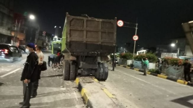 BRUK!! Truk Tabrak Terobos Separator Jalan Dan Tabrak Tiang Rambu Lalu ...