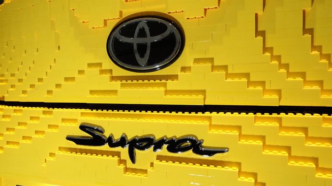 Toyota GR Supra Lego dengan logo Toyota dan Supra seperti aslinya [Carscoops].