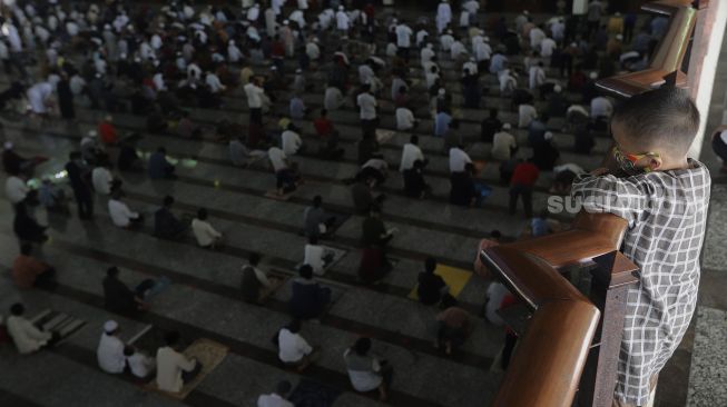 Sejumlah umat Islam mendengarkan khotbah sebelum menunaikan sholat Jumat berjamaah di Masjid At-Tin, Jakarta, Jumat (13/8/2021). [Suara.com/Angga Budhiyanto]