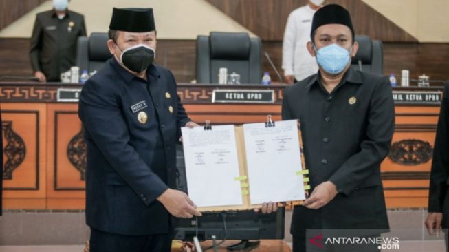 Bupati Jember Kembalikan Honor Pemakaman Covid-19