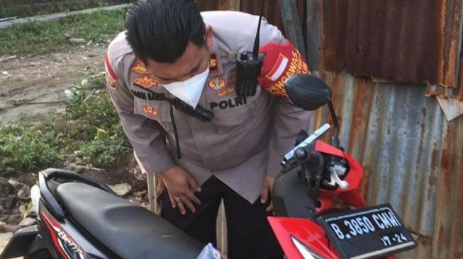 Kapolsek Karawaci Kompol Bagin Efrata Barus mengamankan motor tempat potongan tangan tergeletak di Cimone Tangerang, Jumat (13/8/2021).