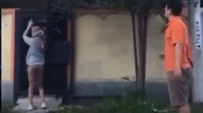 Pemotor berhijab bergaya ala spiderman, motor tersangkut di pagar rumah (Instagram)