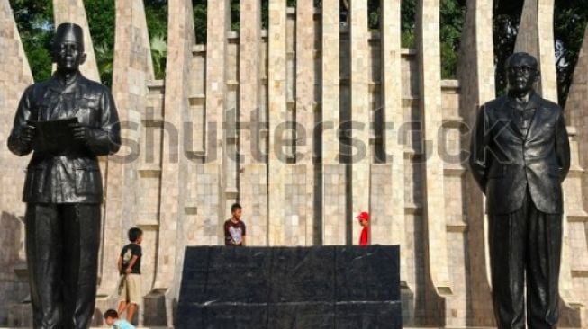 Monumen Bung Hatta dan Bung Karno [shutterstock] bung Hatta, bapak berdaulat secara ekonomi