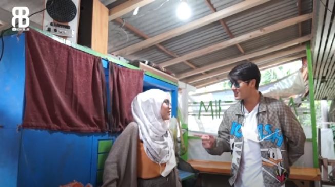 Potret terkini warung mie ayam Lesti Kejora. (YouTube/Rizky Billar)