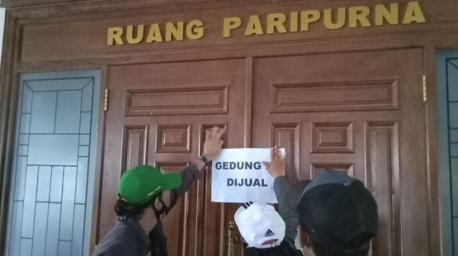 Kecewa Rapat di Hotel Mewah, Warga Segel dan Jual Gedung DPRD Tuban