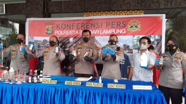 Polisi Gerebek Tempat Produksi Miras Palsu di Bandar Lampung, 6 Orang Ditangkap