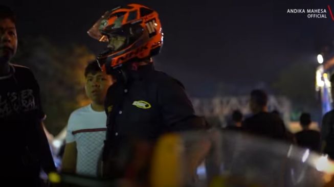 Helm keren Andika Mahesa. (Youtube/Kangen Band Official)