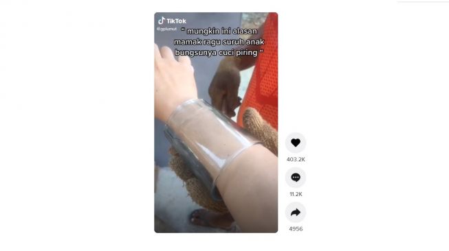 Kejadian mengerikan saat cuci piring. [TikTok]