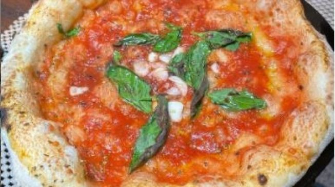 Cuma Buka Seminggu 2 Kali, Restoran Pizza Ini Pakai Oven Batu untuk Memasak