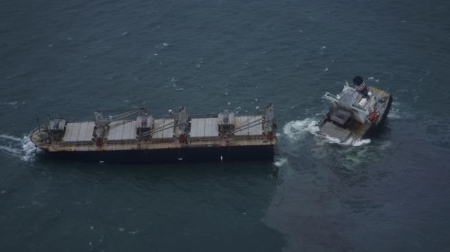 Kapal Crimson Polaris yang terdaftar di Panama kandas di perairan Hachinohe, prefektur Aomori, Jepang, pada (12/8/2021). [Handout / Japan's 2nd Regional Coast Guard Headquarters / AFP]