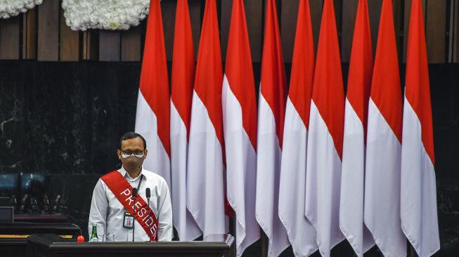 Seorang pegawai melakukan gladi persiapan sidang tahunan MPR dan pidato Kenegaraan Presiden di Kompleks Parlemen, Senayan, Jakarta, Jumat (13/8/2021). [ANTARA FOTO/Galih Pradipta]