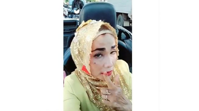 Nenek-nenek pamer naik mobil mewah Mazda sambil mengabadikan momen dengan video (Instagram)