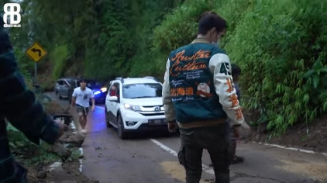 Potret terkini warung mie ayam Lesti Kejora. (YouTube/Rizky Billar)