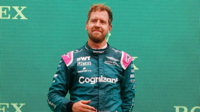 Pebalap tim Aston Martin Sebastian Vettel berada di podium Grand Prix Hungaria, Sirkuit Hungaroring, Budapest, setelah finis runner-up sebelum didiskualifikasi karena melanggar aturan bahan bakar. (1/8/2021) (ANTARA/Pool via REUTERS/Florion Goga)