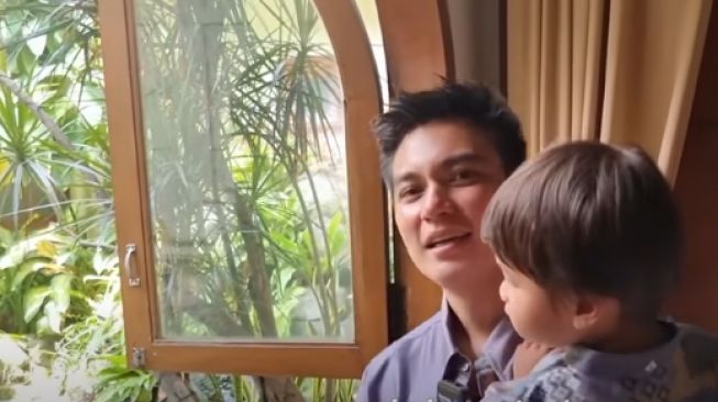 Potret rumah orang tua Baim Wong. (YouTube/Baim Paula)