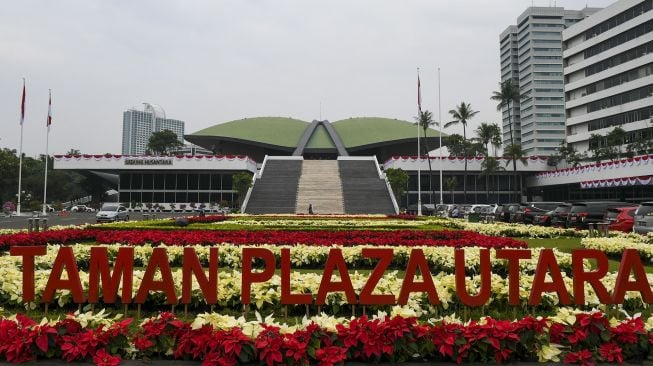 Pekerja melakukan dekorasi Gedung Nusantara, Kompleks Parlemen, Senayan, Jakarta, Jumat (13/8/2021). [ANTARA FOTO/Galih Pradipta]