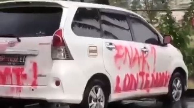 Viral Mobil Dicoret-coret 'Lonte' di Batam, Publik: Mungkin Dagang Lontong Pete
