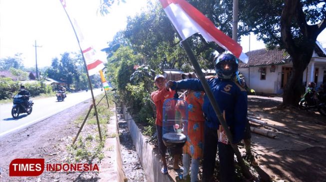 Warga Probolinggo, Jawa Timur memasang boneka mirip manusia sebagai tolak bala Covid-19. [FOTO: Z. Arifin for TIMES Indonesia]