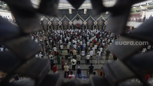 Sejumlah umat Islam menunaikan sholat Jumat berjamaah di Masjid At-Tin, Jakarta, Jumat (13/8/2021). [Suara.com/Angga Budhiyanto]