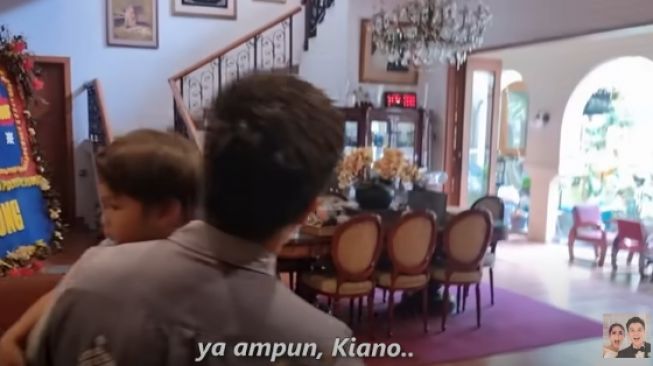 Potret rumah orang tua Baim Wong. (YouTube/Baim Paula)