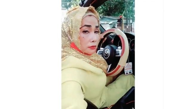 Viral Nenek Pamer Naik Mobil Mewah Bikin Publik Salfok, Awas Jadi Incaran Brondong