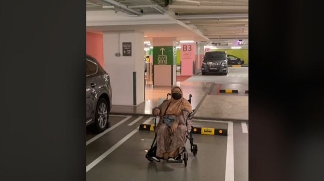 Taktik cowok cari tempat parkir minta bantuan nenek. (TikTok)