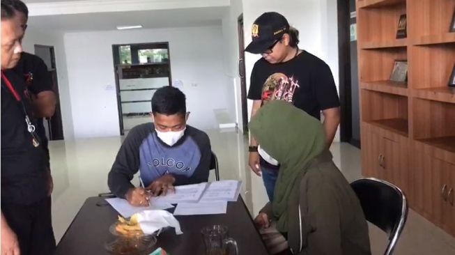 Tangkapan layar video. AT yang menandatangani surat pernyataan beserta materai, disaksikan oleh pihak Kedaton Kukar dan Pengelola Museum Mulawarman. [Suara.com/Denada S Putri]