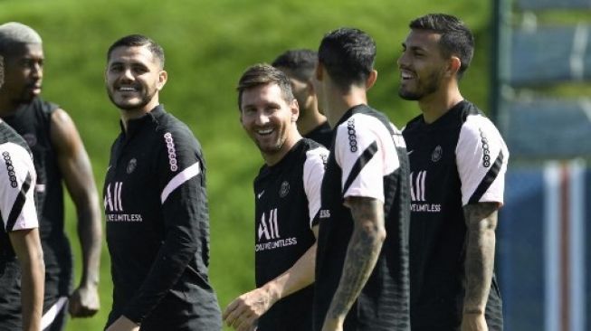 Lionel Messi mengikuti sesi latihan pertamanya sebagai pemain PSG pada Kamis (12/8/2021). [AFP]