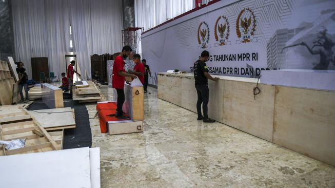 Pekerja melakukan dekorasi Gedung Nusantara, Kompleks Parlemen, Senayan, Jakarta, Jumat (13/8/2021). [ANTARA FOTO/Galih Pradipta]