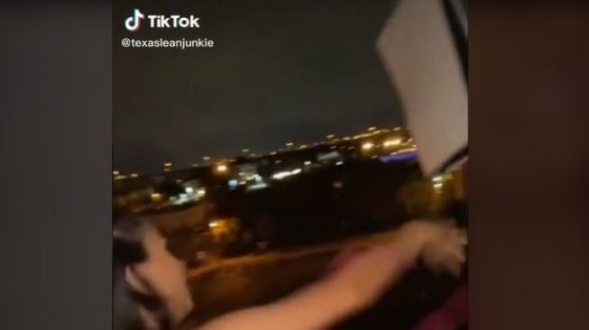 Viral Video Wanita Buang PS5 Pacar dari Balkon, Aksinya Jadi Perdebatan Warganet