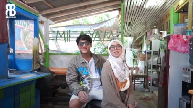 Potret terkini warung mie ayam Lesti Kejora. (YouTube/Rizky Billar)