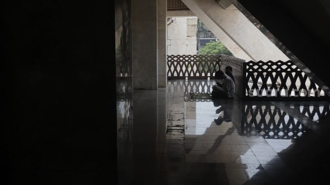 Umat Islam mendengarkan khotbah sebelum menunaikan sholat Jumat berjamaah di Masjid At-Tin, Jakarta, Jumat (13/8/2021). [Suara.com/Angga Budhiyanto]