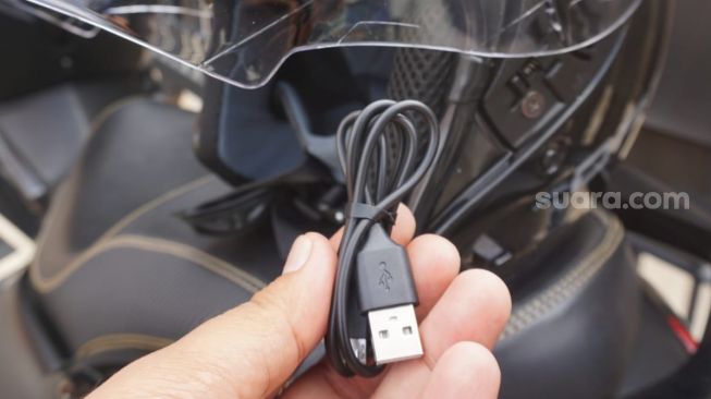 Layaknya smartphone, pengguna OASE Rider akan menemukan port charging micro USB untuk pengisian baterai [Suara.com/Manuel Jeghesta Nainggolan].