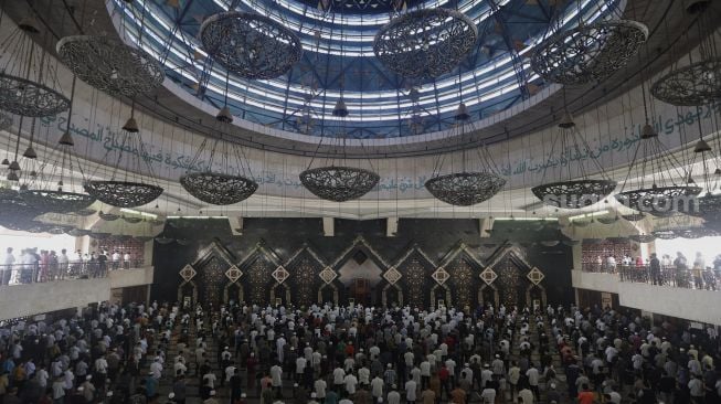 Sejumlah umat Islam menunaikan sholat Jumat berjamaah di Masjid At-Tin, Jakarta, Jumat (13/8/2021). [Suara.com/Angga Budhiyanto]