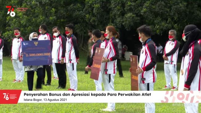 Penyerahan bonus ke atlet yang telag kerja keras di Olimpiade Tokyo 2021, khususnya mereka yang telah meraih medali. (Biro Pers Istana Kepresidenan)