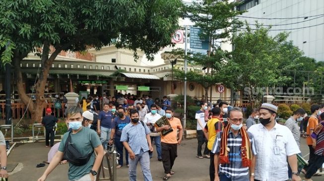 Penampakan saat bubaran jemaah salat Jumat di Masjid Polda Metro Jaya. (Suara.com/M Yasir)
