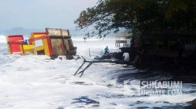 Dihantam Ombak Besar Pantai Selatan Berhari-hari, Pos Balawisata Pantai Citepus Ambruk