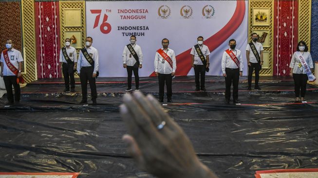 Sejumlah pegawai melakukan gladi persiapan sidang tahunan MPR dan pidato Kenegaraan Presiden di Kompleks Parlemen, Senayan, Jakarta, Jumat (13/8/2021). [ANTARA FOTO/Galih Pradipta]