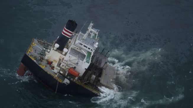 Kapal Crimson Polaris yang terdaftar di Panama kandas di perairan Hachinohe, prefektur Aomori, Jepang, pada (12/8/2021). [Handout / Japan's 2nd Regional Coast Guard Headquarters / AFP]