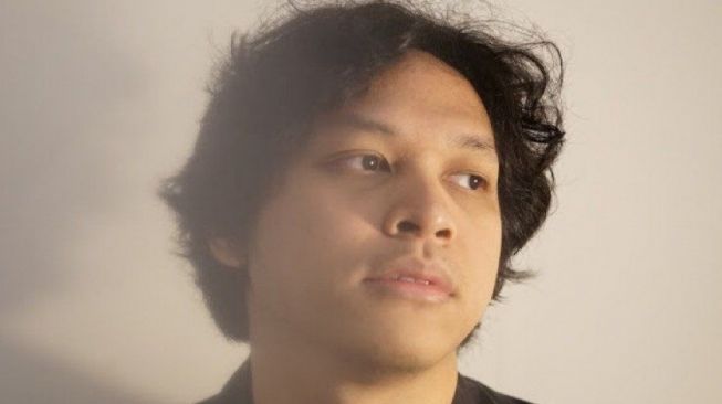 Cerita Baskara Putra Tak Menyangka Bisa Kolaborasi dengan Iwan Fals