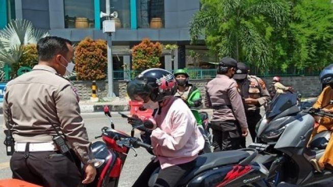 Kasatlantas Polresta Pekanbaru Cek Langsung Kartu Vaksin Pengendara