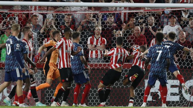 Gelandang Brentford Christian Norgaard mencetak gol kedua mereka selama pertandingan sepak bola Liga Premier Inggris antara Brentford dan Arsenal di Brentford Community Stadium, London, pada (13/8/2021). [Adrian DENNIS / AFP]