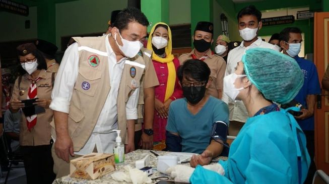 Wagub DKI Jakarta Ahmad Riza Patria saat meninjau pelaksanaan vaksinasi, Sabtu (14/8/2021). [Instagram@arizapatria]